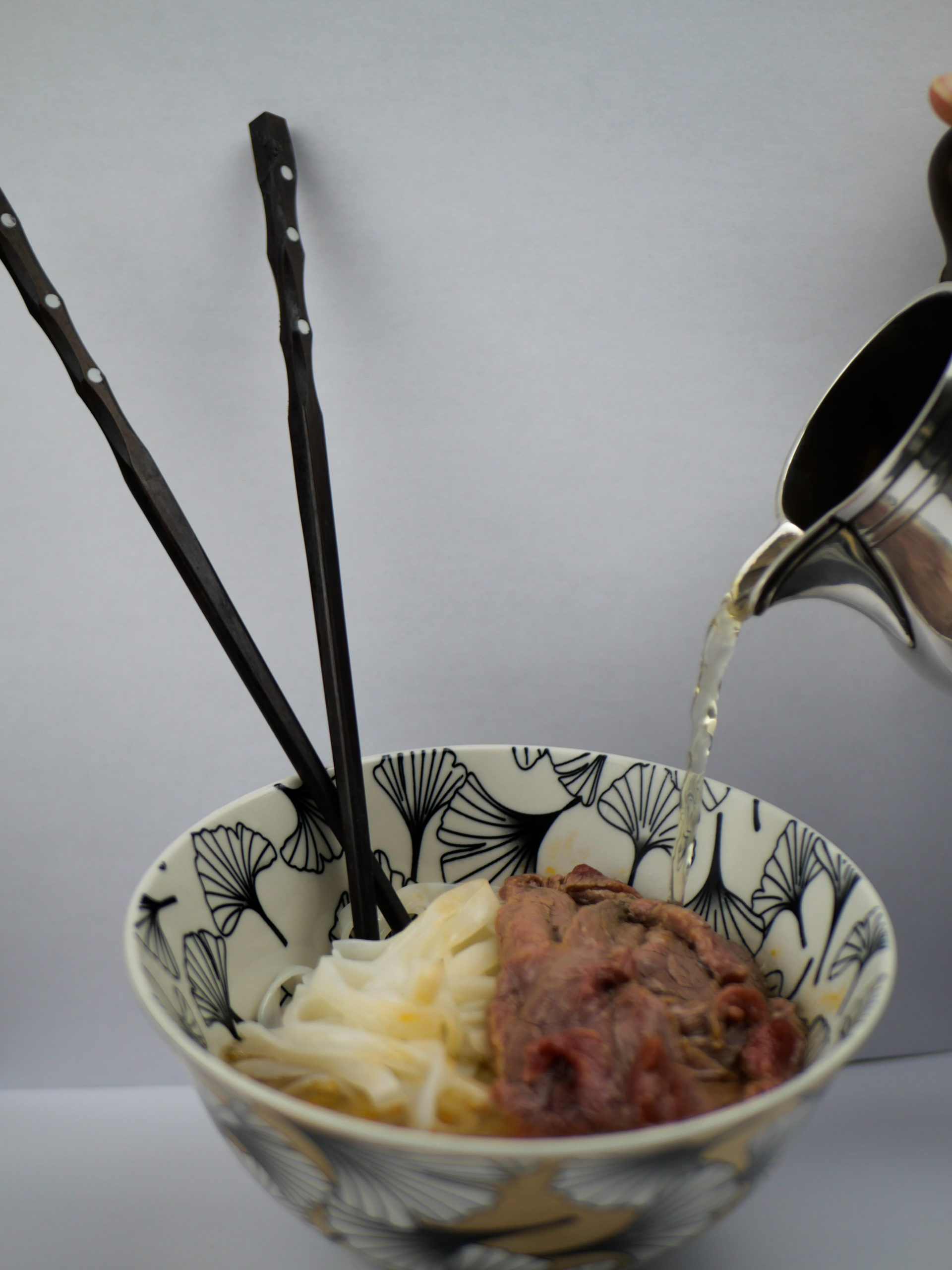 Recette soupe de boeuf ponzu épicé et tagliatelles riz | Gin Kmitsune