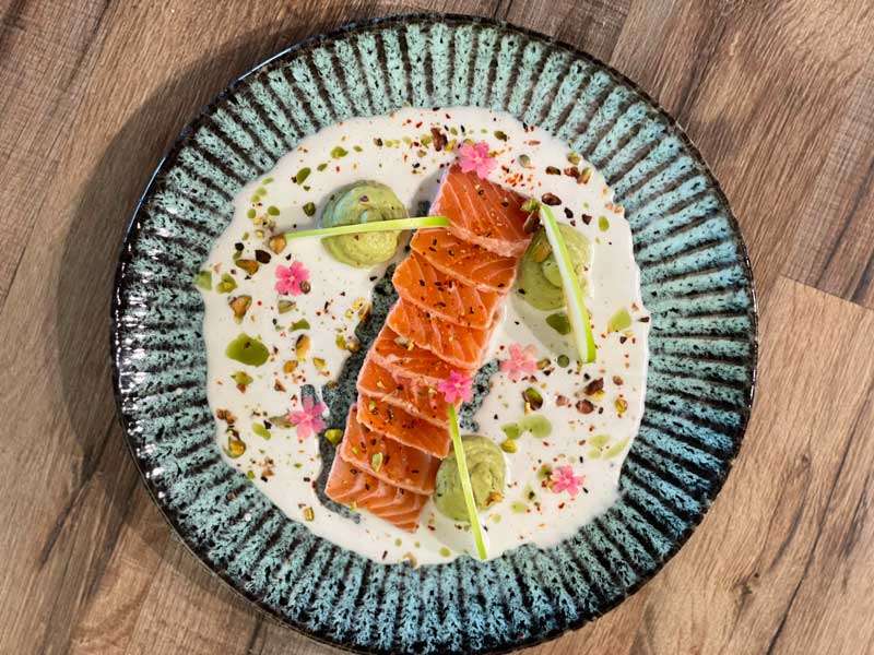 Tiradito saumon, leche del tigre coco, mousse d’avocat fumée et pistache torréfiées