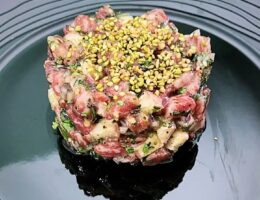 Tartare de bœuf Wagyu Kuroge et anguille fumée, dressé par le chef Gin Kmitsune