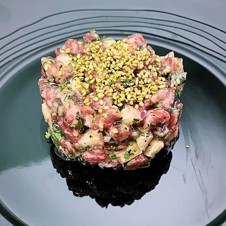 Tartare de bœuf Wagyu Kuroge et anguille fumée, dressé par le chef Gin Kmitsune